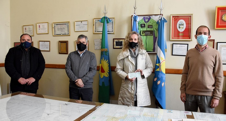 Chivilcoy: El intendente Britos hizo entrega de un cheque por $913.600 al Conservatorio de M&uacute;sica