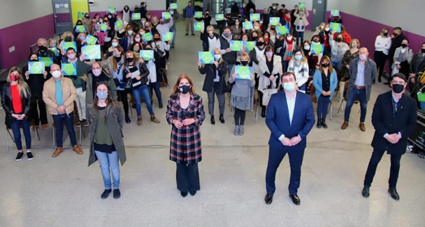 Avellaneda: Alejo Chornobroff y Magdalena Sierra entregaron subsidios a 37 instituciones educativas por un total de $ 64 millones 