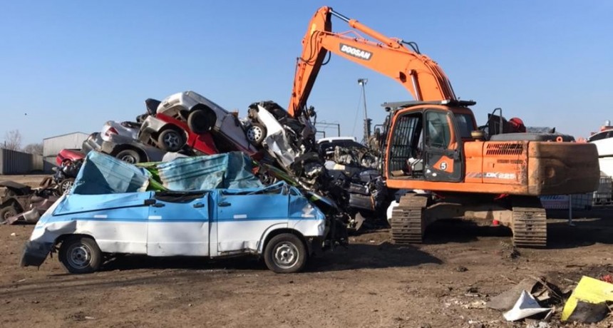 Quilmes: Tercera etapa de compactación de vehículos secuestrados en el distrito 