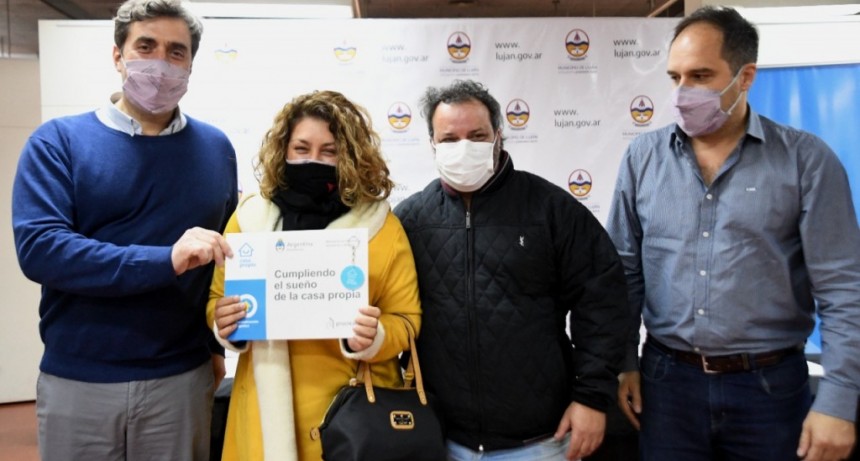 Luján: El Intendente y Maggiotti entregaron créditos y acordaron construcción de 74 nuevas viviendas 