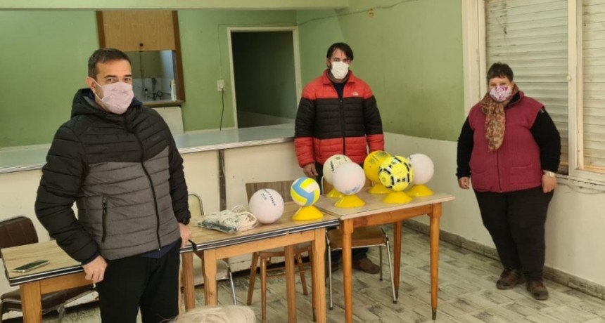 Puan: El Intendente Castelli hizo entrega de material deportivo a instituciones de San Germán