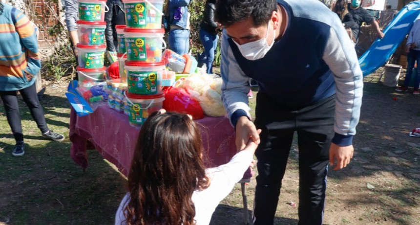 C. de Areco: El Intendente Villagrán entregó juguetes por el Día de la Niñez