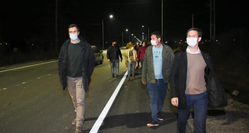 San Vicente: Ya esta completo el primer tramo de la obra con asfalto, banquinas y luces nuevas en Av. Rivadavia