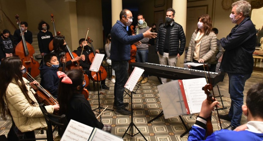 B. Blanca: El intendente presenció un ensayo de la Orquesta Miramar en el Teatro Municipal