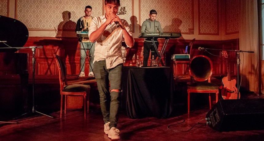 Azul: Martín Castagno se presentó en el Salón Cultural