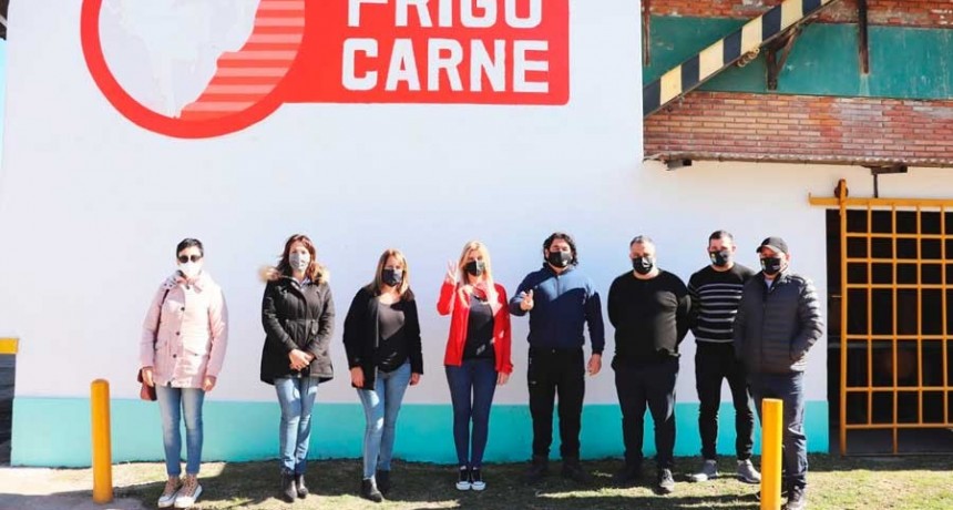 Cañuelas: Marisa Fassi visitó dos frigoríficos recuperados en Máximo Paz 