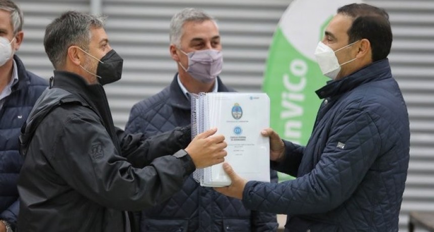 Corrientes: Valdés entregó al intendente de Bella Vista el proyecto ejecutivo del Parque Industrial