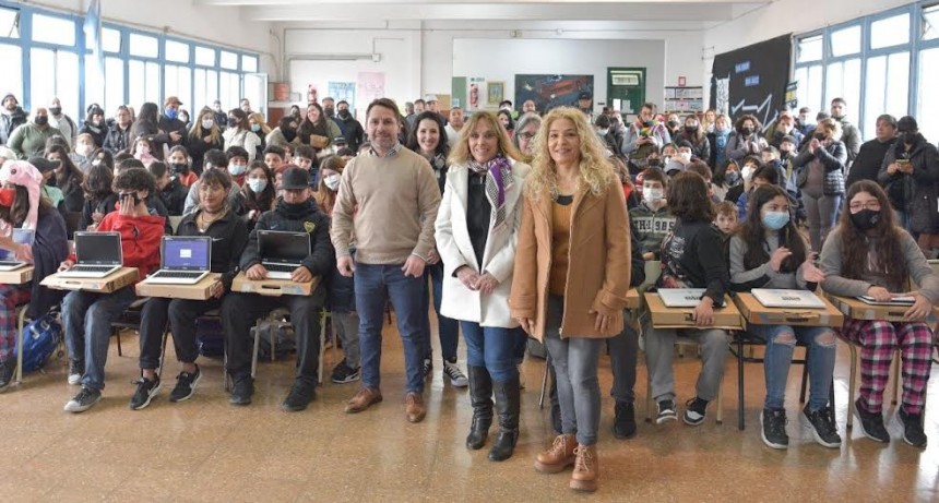 Ituzaingó: Pablo Descalzo encabezó la entrega de netbooks a jóvenes del distrito 
