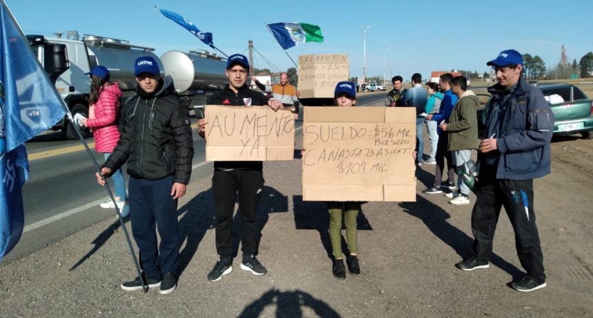 Por pedido de aumento salarial de los trabajadores rurales, UATRE Trenque Lauquen se movilizó hasta el cruce de las Ruta N° 5 y 23 