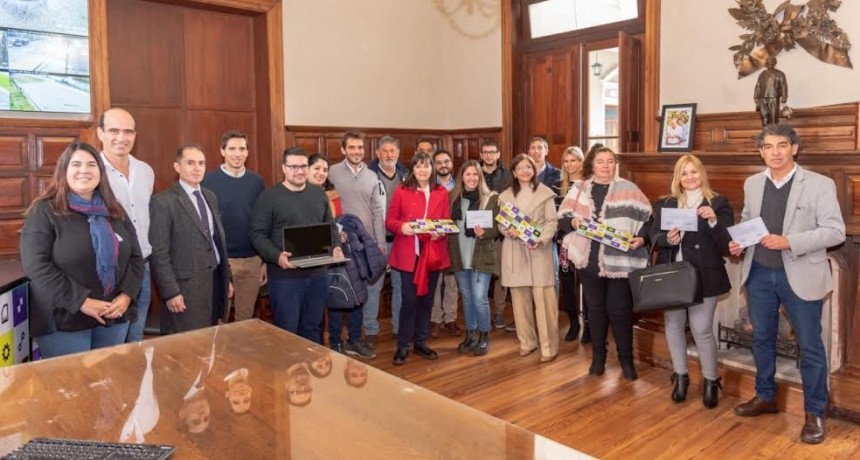 San Nicolás: Revolución Digital entregó 150 Notbooks a Escuelas de la ciudad 
