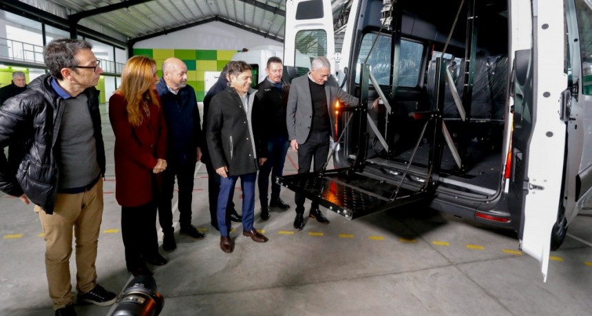 Ensenada: Kicillof entregó camionetas para Escuelas Especiales del distrito