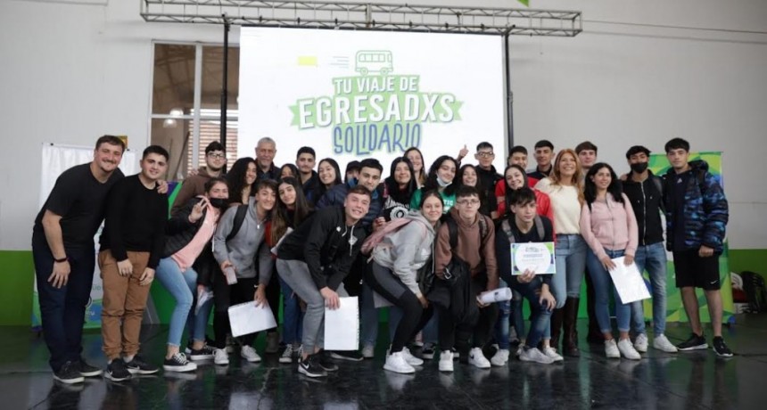Avellaneda: Se entregaron los voucher para que 625 alumnos realicen su viaje de fin de curso 