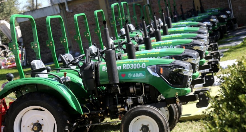 La Plata: El Municipio sumó nueva maquinaria para seguir mejorando la infraestructura en los barrios