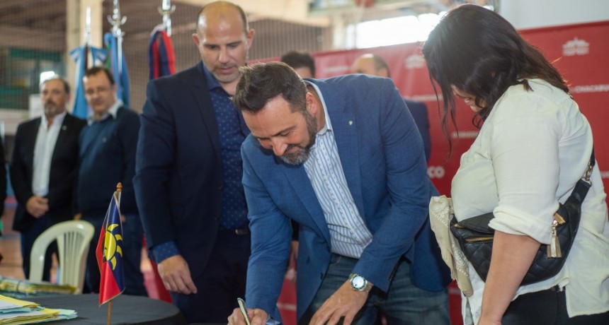 Chacabuco: Se realizó la firma y entrega de más de 500 escrituras para familias del distrito 