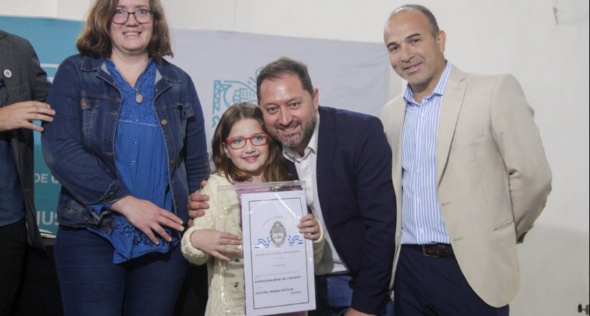 Lincoln: Serenal encabezó la entrega de 174 títulos de propiedad   