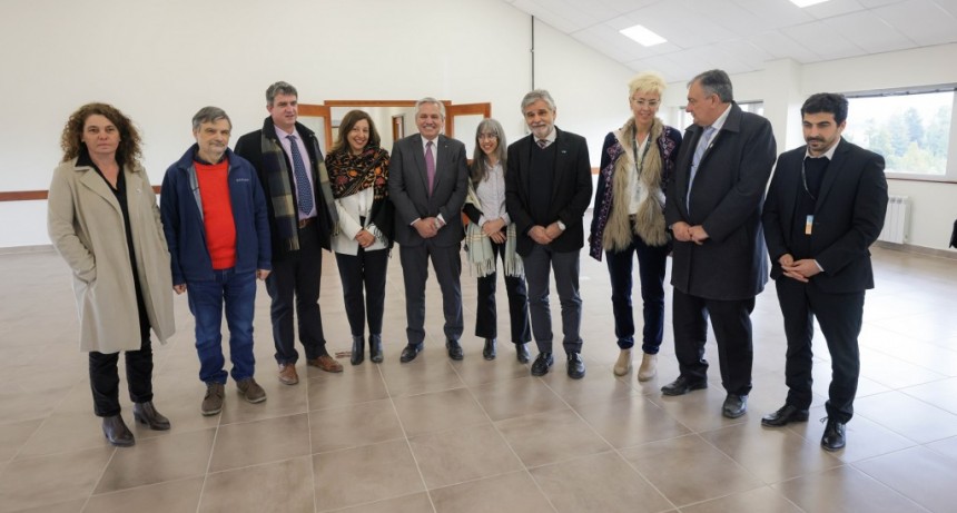 Alberto Fernández recorrió el Instituto Balseiro y encabezó la firma del convenio para la creación del Museo Tecnológico Interactivo de Ciencia, Ambiente y Sociedad