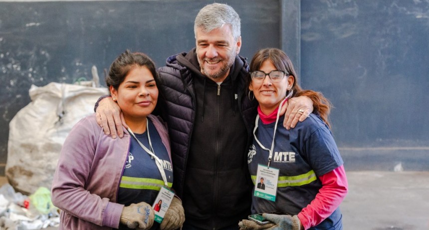 Hurlingham: Zabaleta entregó credenciales oficiales a recicladores en reconocimiento y apoyo institucional