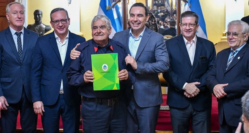 Corrientes: Valdés entregó subsidios a bomberos voluntarios de toda la provincia