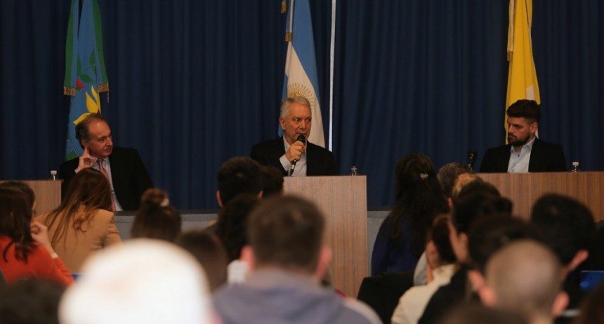 La Plata: Alak participó de una conferencia sobre política argentina y mundial