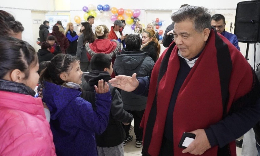 José C. Paz: El intendente Mario Ishii encabezó una nueva entrega de lentes a niños 