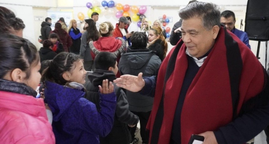 José C. Paz: El intendente Mario Ishii encabezó una nueva entrega de lentes a niños 