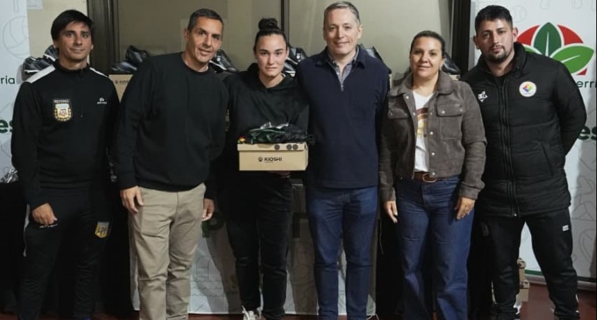E. Echeverría: Gray entregó indumentaria y elementos a estudiantes de la Escuela Municipal de Arbitraje	 