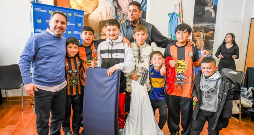 Ituzaingó: Descalzo y Larroque entregaron herramientas a emprendedores y materiales deportivos a instituciones 