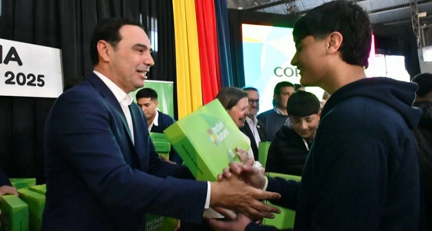 Corrientes: Valdés entregó 1.000 notebooks a estudiantes de Curuzú Cuatiá
