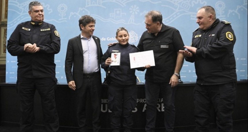 Kicillof entregó condecoraciones a oficiales de la policía provincial