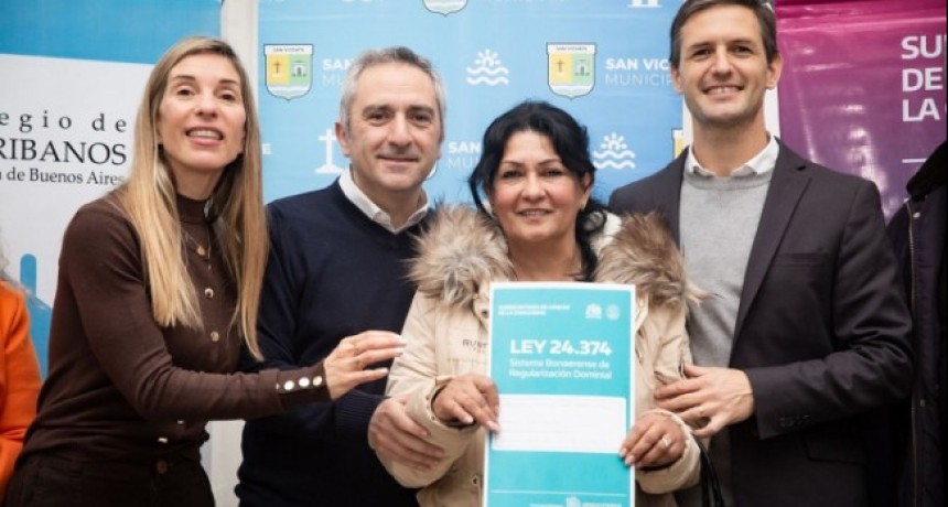 Larroque y Mantegazza encabezaron una entrega de escrituras en San Vicente