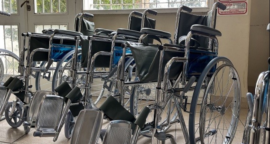 Luj&aacute;n: El Municipio entreg&oacute; 8 sillas de ruedas para residentes del Hogar Granja Padre Varela 
