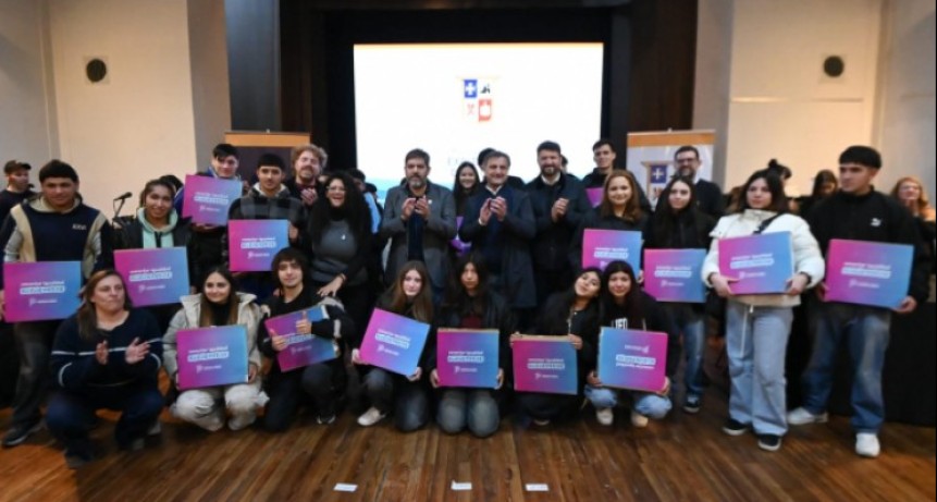Bianco y Mart&iacute;n entregaron netbooks a estudiantes de Exaltaci&oacute;n de la Cruz