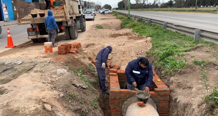 Campana: Con personal municipal avanzan las obras para entubar parte de la colectora Yaquemé