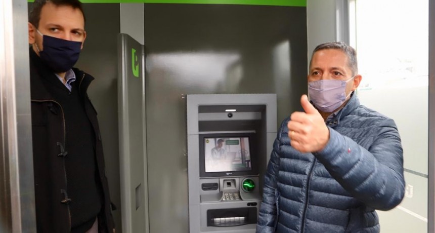 Fernando Gray y el presidente del Banco Provincia inauguraron cajeros automáticos
