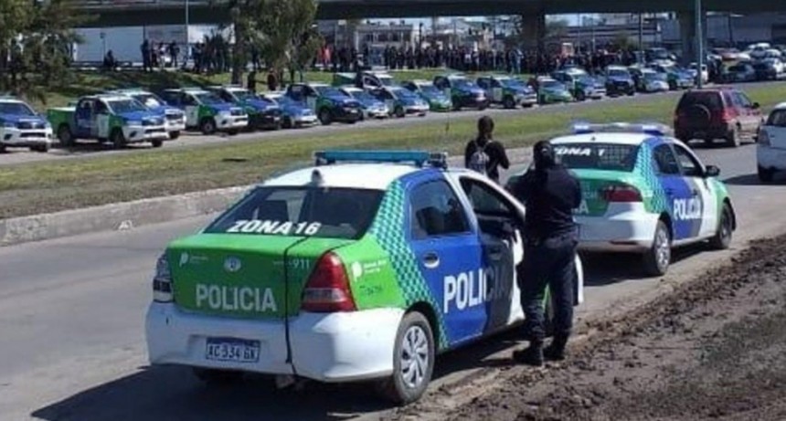 Fuerte reclamo salarial de la Policía Bonaerense, que podría dejar sin seguridad las calles
