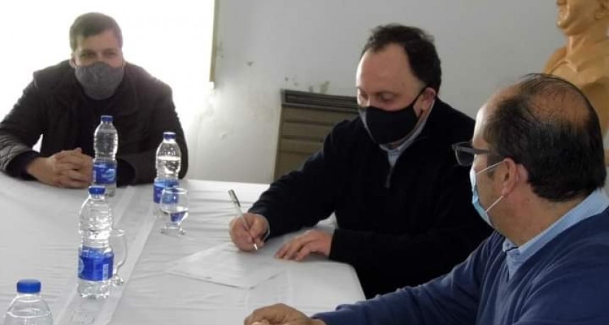 Tordillo: El intendente Olivera firmó un convenio con el presidente de AUBASA, Javier Osuna 