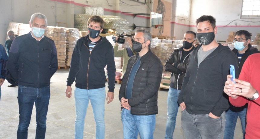 Berisso: Cagliardi recibió al ministro Larroque y firmaron un convenio para la construcción de un SUM en La Franja