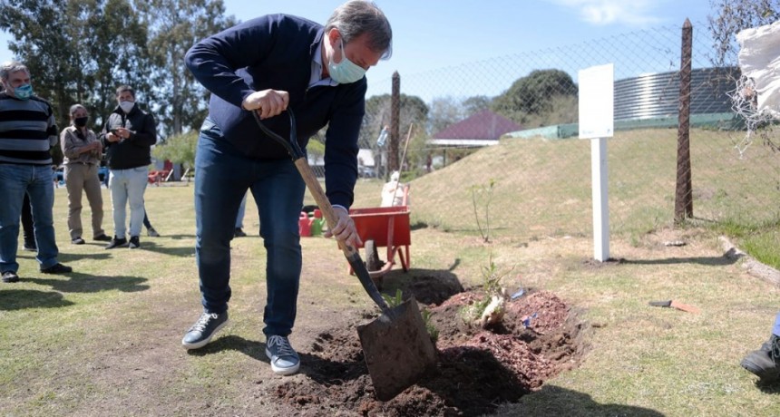 Cascallares recorrió obras y participó de jornadas de forestación en Ministro Rivadavia 