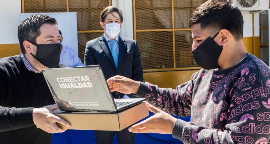 Malvinas Argentinas: Leo Nardini y el ministro Trotta entregaron 38 netbooks del Plan Juana Manso  