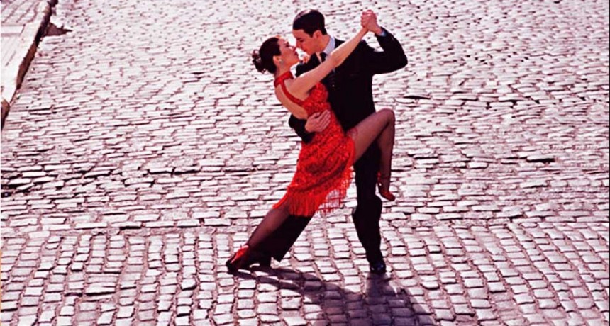 Ituzaingó: Baldosón de tango en la plaza San Martín 