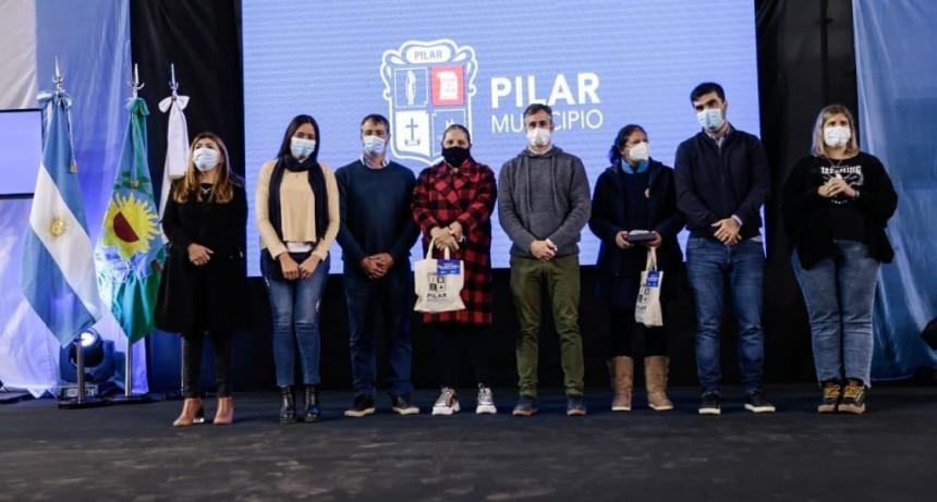 Pilar: El Intendente Achával estuvo en el acto por el Día del Maestro