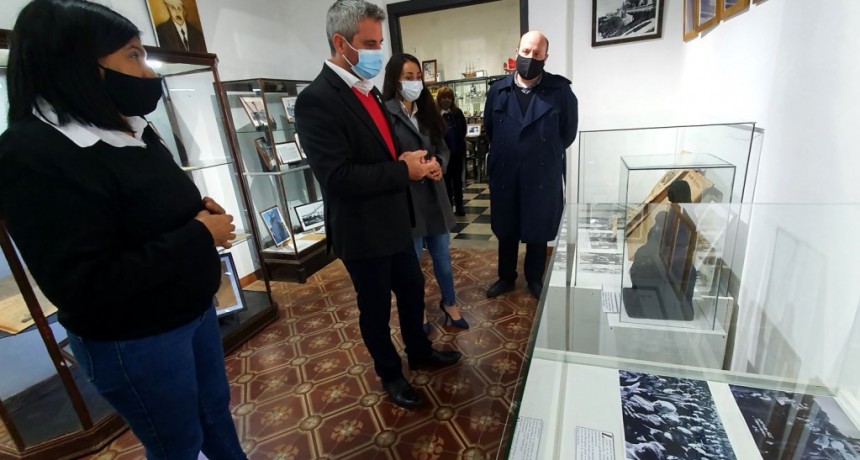 Colón (ER): El Museo expone cartas, fotografías y objetos en homenaje a Quirós