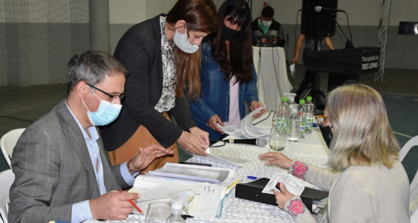 Tres Lomas: 100 familias del distrito firmaron la escritura de su vivienda 