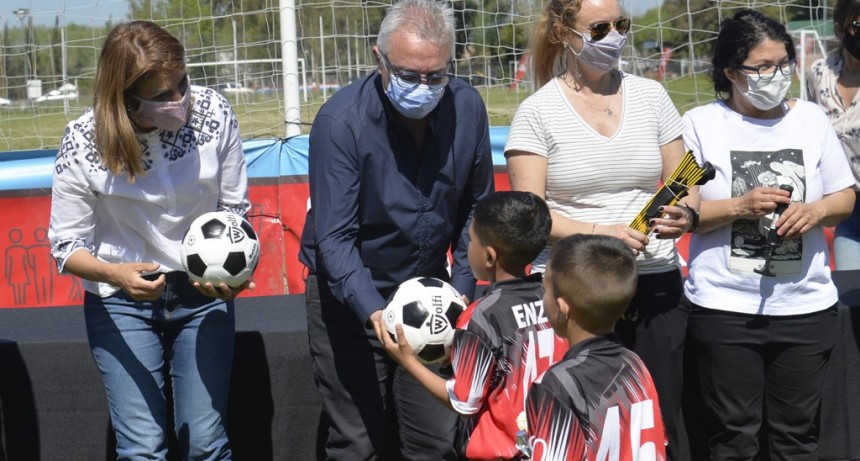 Tigre: Julio y Gisela Zamora lanzaron la Liga Municipal Infantil de Baby Fútbol y entregaron material deportivo