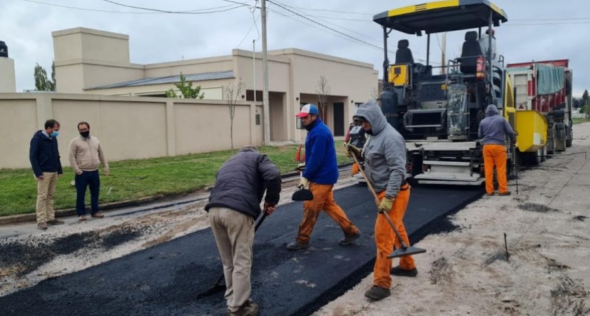 Rivadavia: El Intendente Javier Reynoso recorri&oacute; la obra de pavimento del barrio sur 