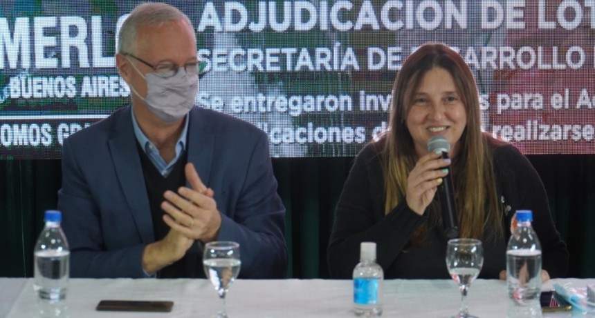 Merlo: Se realizó la entrega de escrituras con la presencia de Daniel Gollan 