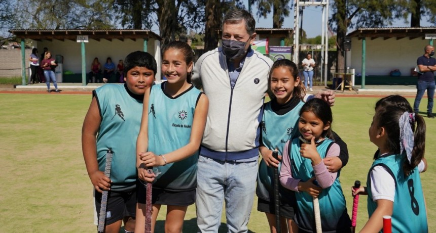 E. Echeverría: Gray entregó un subsidio a la asociación de escuelas de hockey de distrito  
