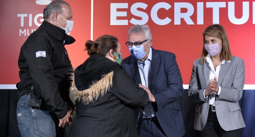 Tigre: Julio Zamora y Sergio Berni entregaron escrituras a familias del distrito