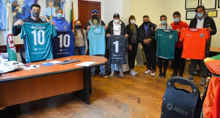 Gral. Rodríguez: El Intendente Mauro García presentó las camisetas del equipo Municipal de Fútbol 