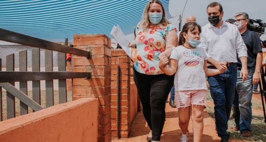Misiones: El Gobernador Ahuad entregó viviendas a familias de Puerto Iguazú